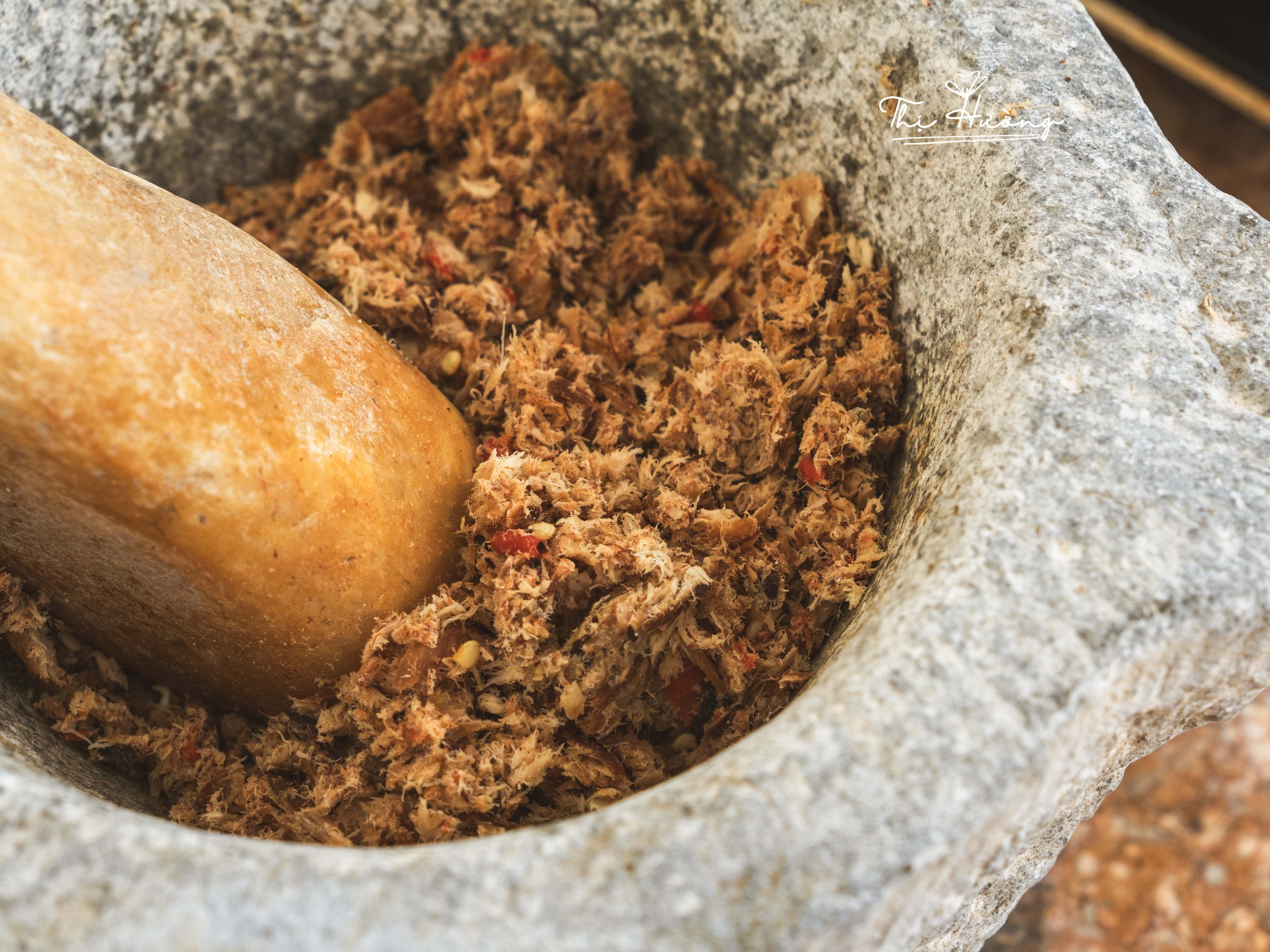 Ớt, tỏi và muối&nbsp;đem nướng hoặc sao chín rồi đem giã cùng cá, giã đến khi thịt cá tơi, gia vị quyện và từng thớ thịt là được.