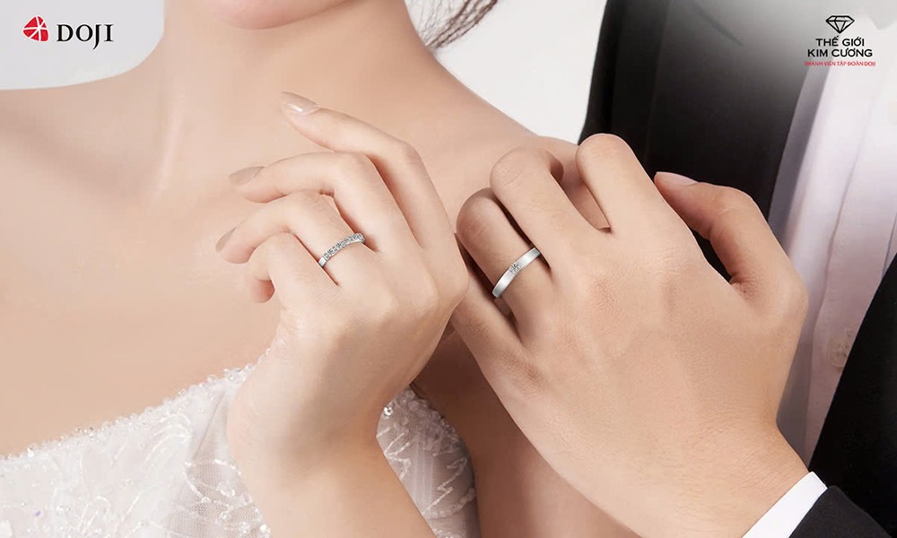 Nhẫn cưới Salsa với dải kim cương tấm xếp lớp tinh xảo, phản chiếu ánh sáng rực rỡ ở mọi góc nhìn.