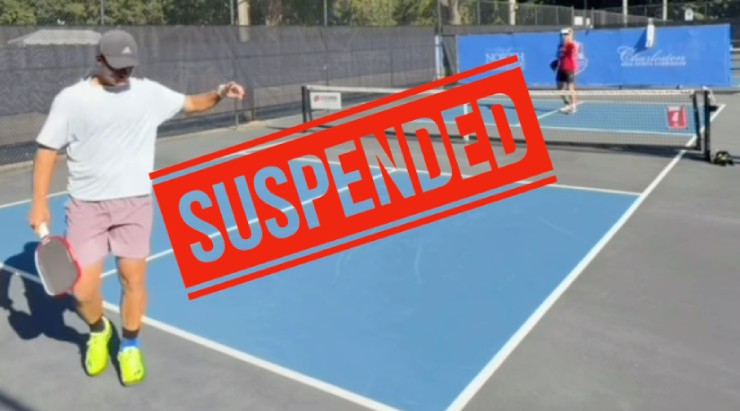 Uspensky (áo trắng) bị phạt vì "gian lận" nhưng không hối lỗi còn thách thức tất cả