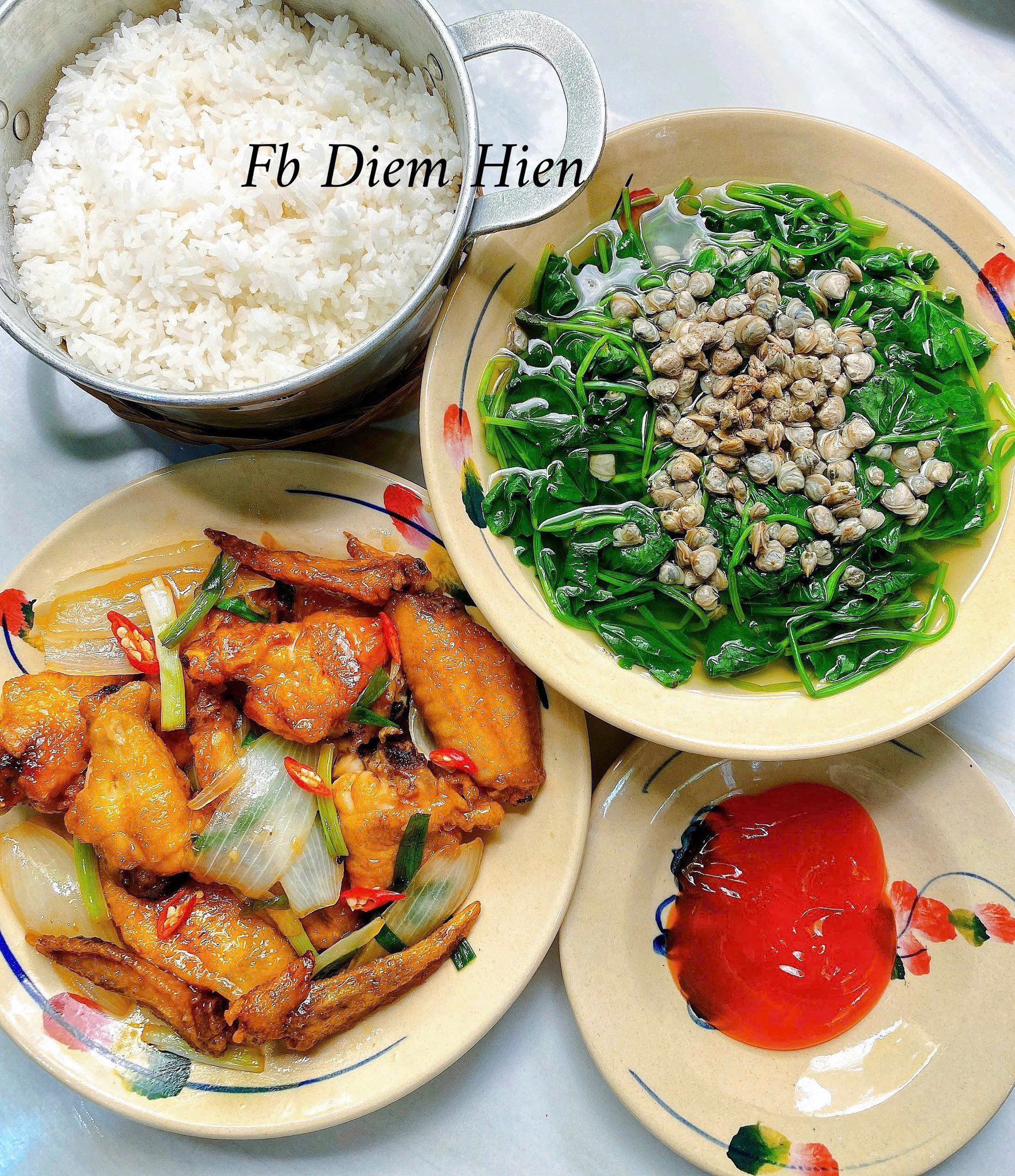 Cánh gà chiên nước mắm - Canh rau má nấu hến