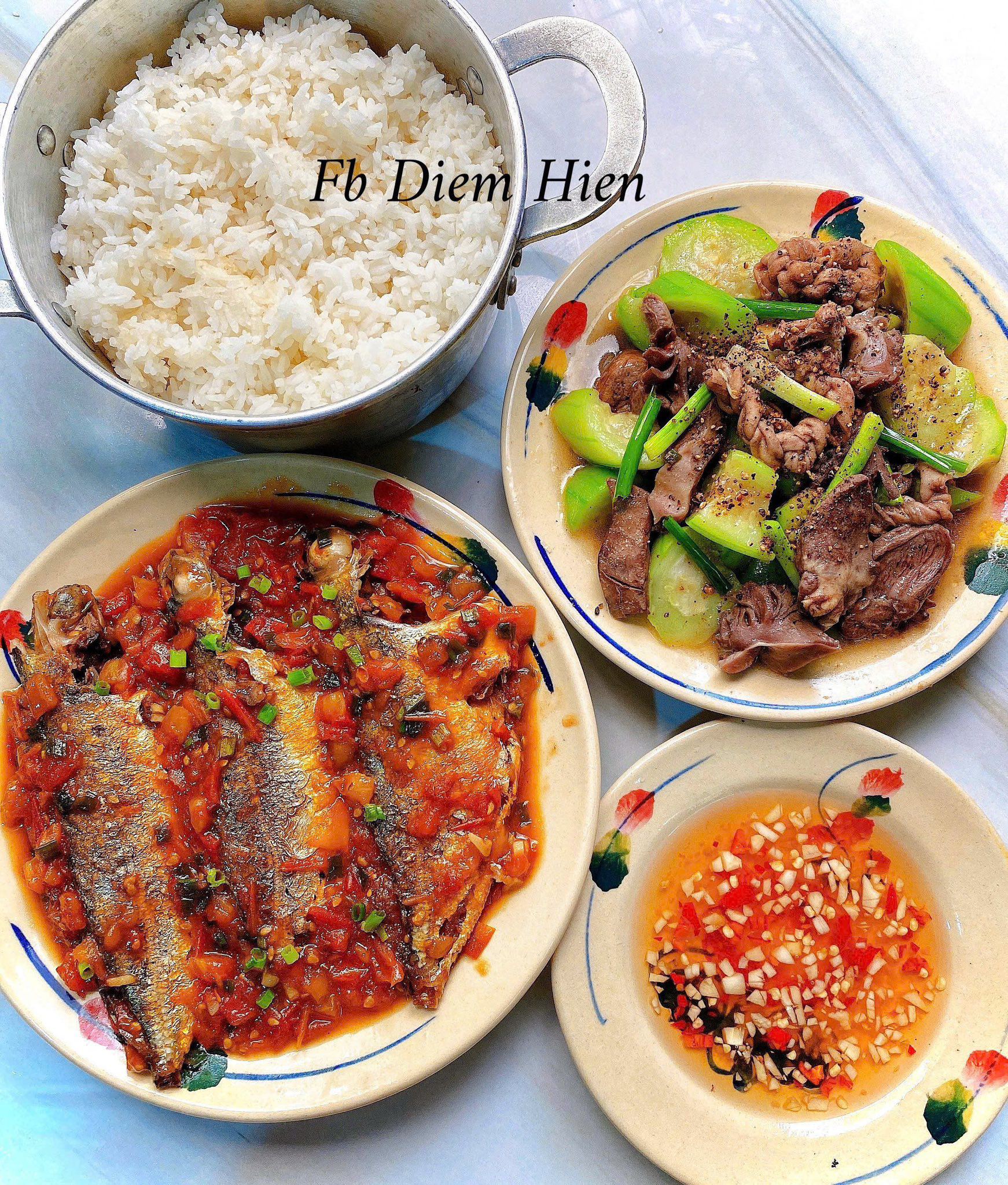 Cá biển chiên sốt cà chua - Lòng vịt xào mướp