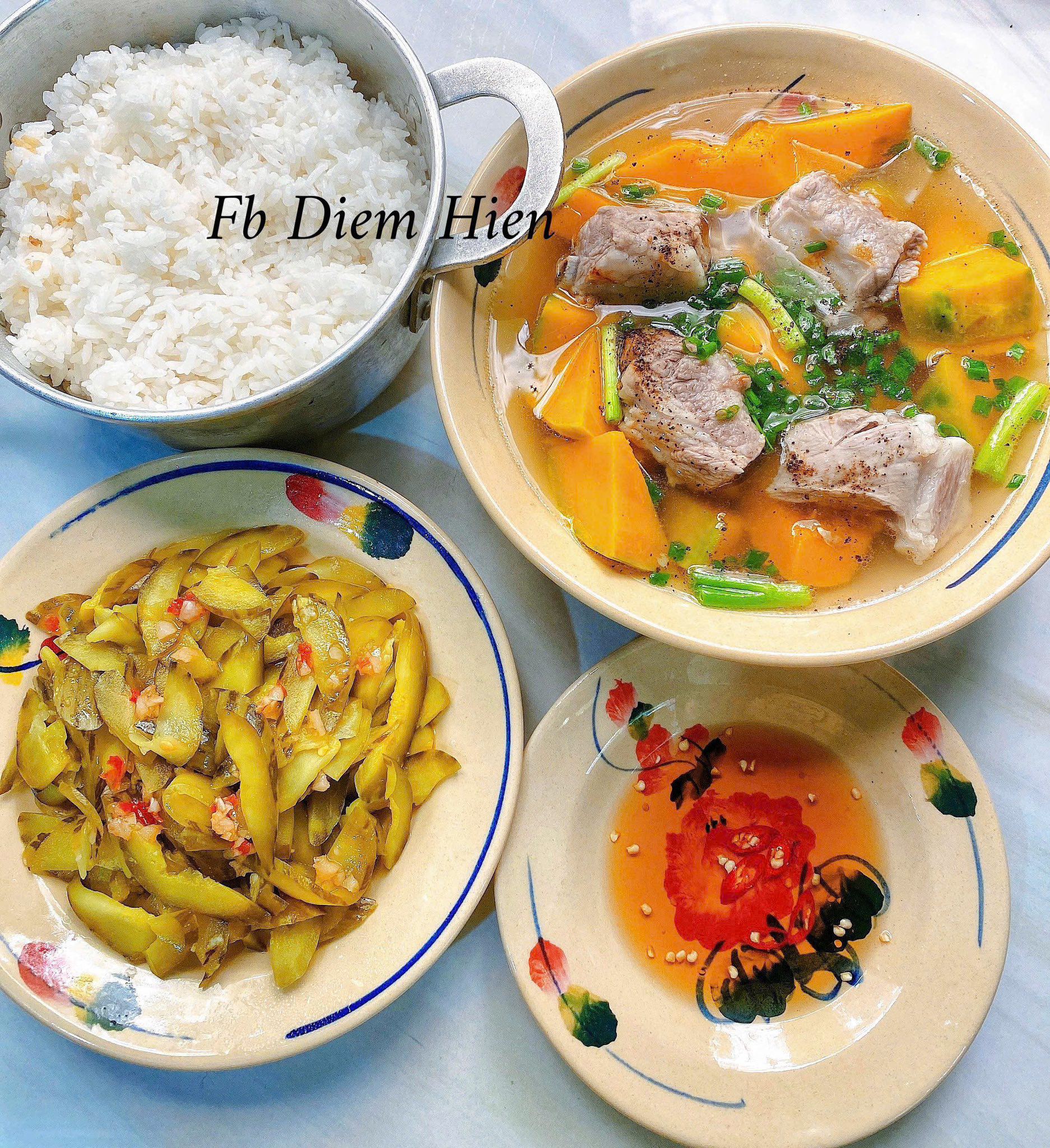 Dưa muối trộn tỏi ớt - Canh xương hầm bí đỏ