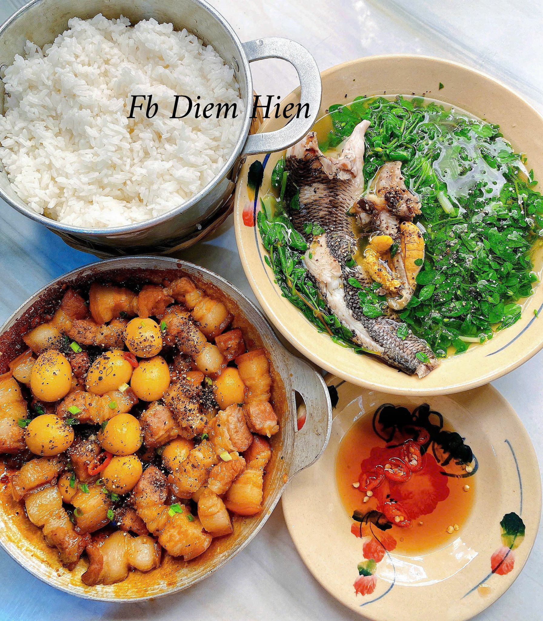 Thịt kho trứng cút - Canh cá lóc nấu&nbsp;rau đắng đất