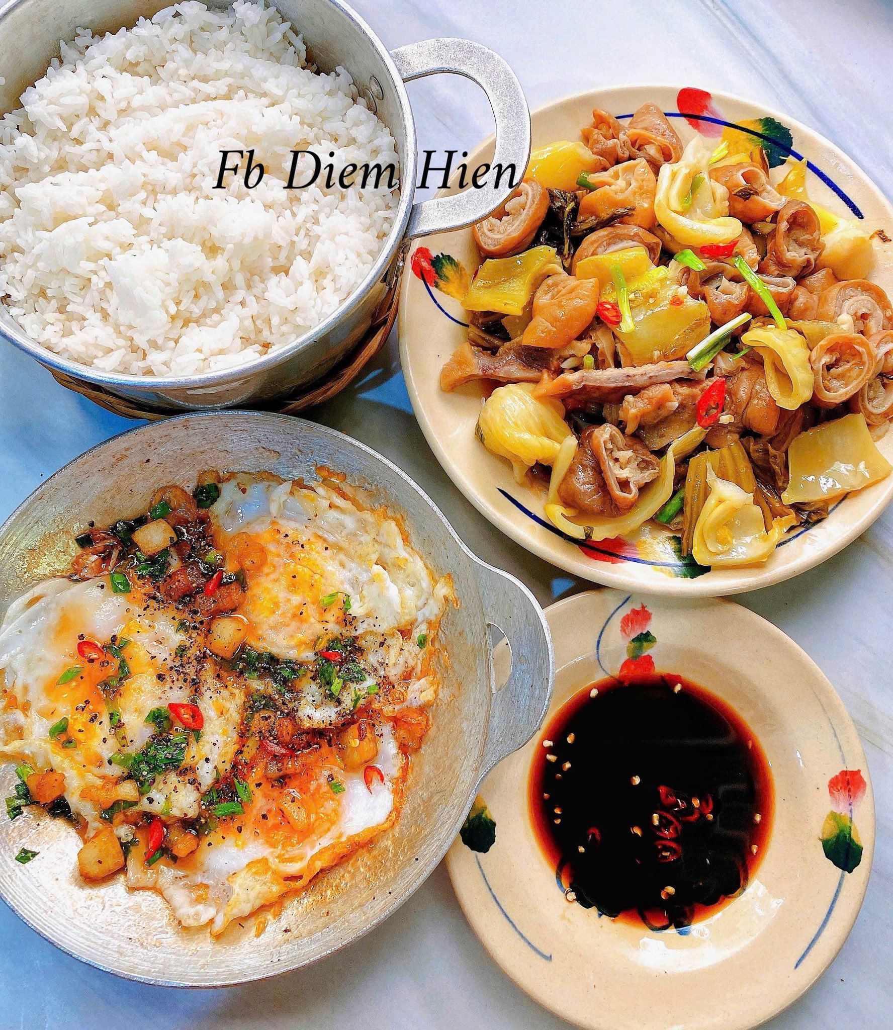 Trứng rim nước mắm - Lòng heo xào dưa cải