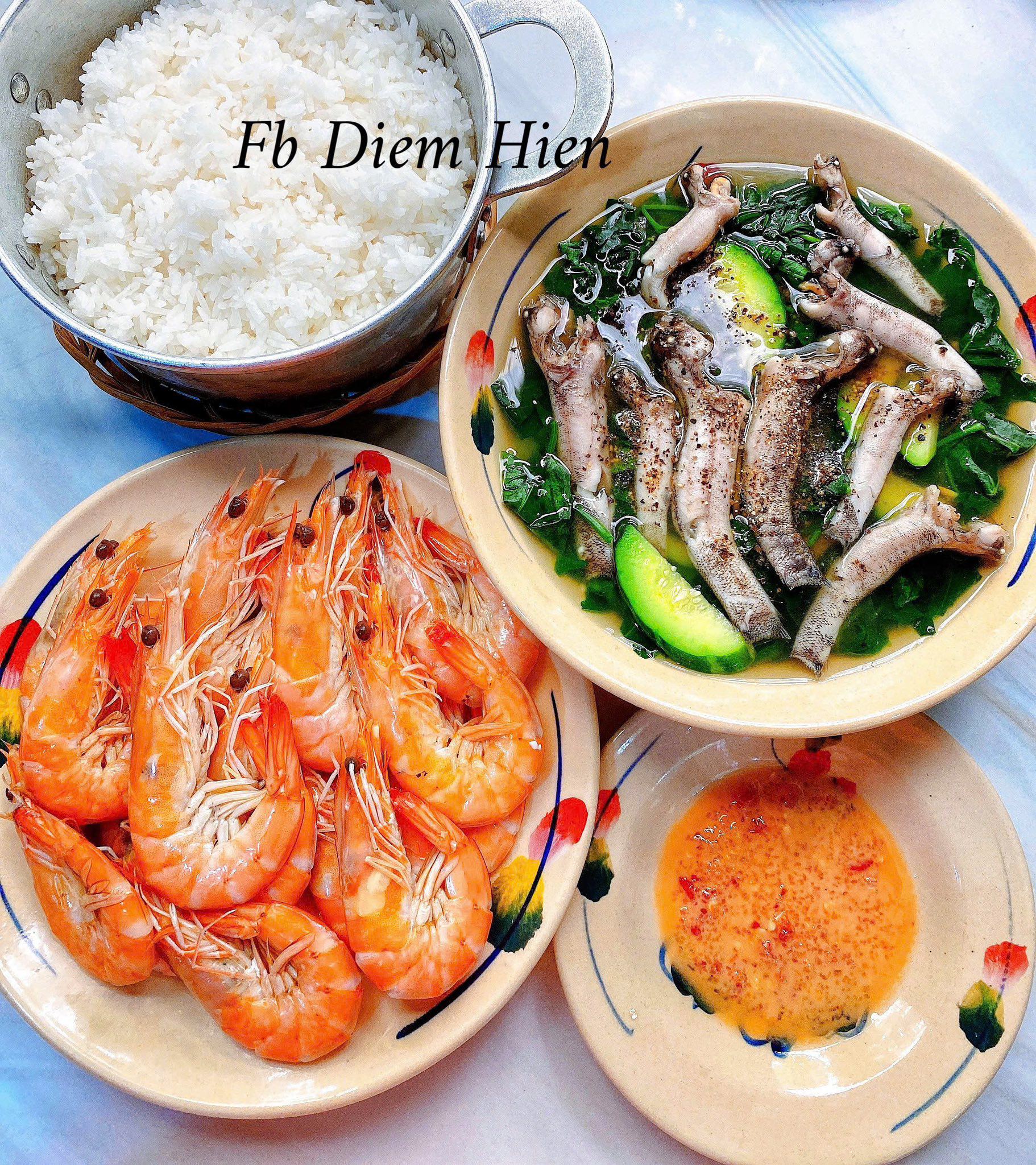 Tôm luộc - Canh cá bóng dừa nấu rau tập tàng