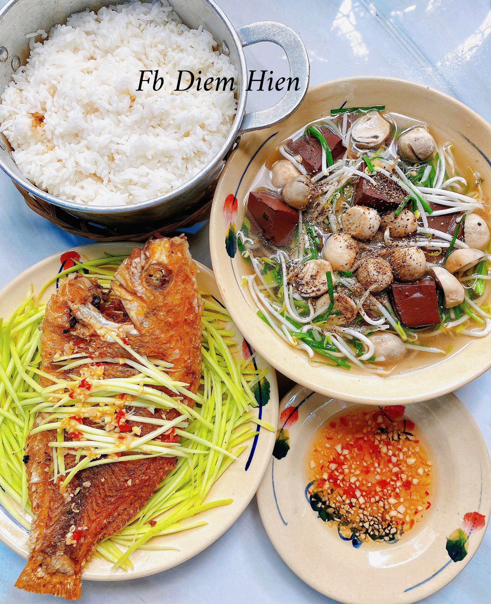 Cá diêu hồng chiên mắm xoài - Canh huyết nấm rơm giá hẹ