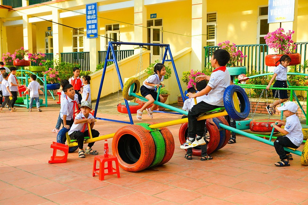 Toyota với Hành trình thứ hai của lốp đã trao tặng sân chơi cho nhiều trường học trên cả nước.