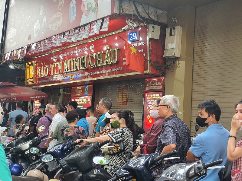 Cửa hàng thông báo hết hàng nhưng nhiều người vẫn kiên nhẫn xếp hàng ngay ngắn chờ mua.