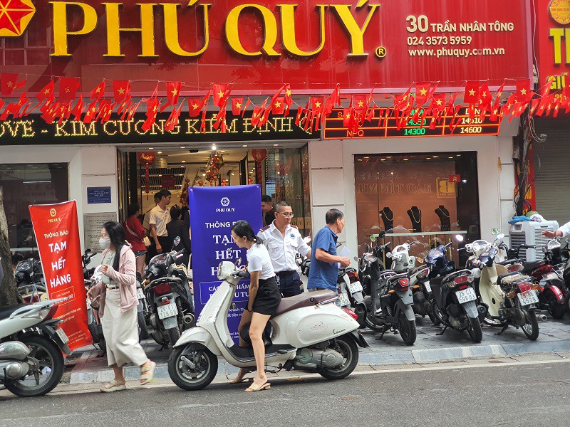 Nhiều người đến mua vàng lại phải quay xe về vì hết hàng.