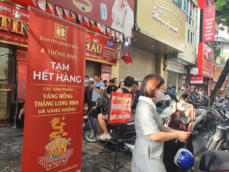 Loạt cửa hàng kinh doanh vàng treo biển hết hàng.