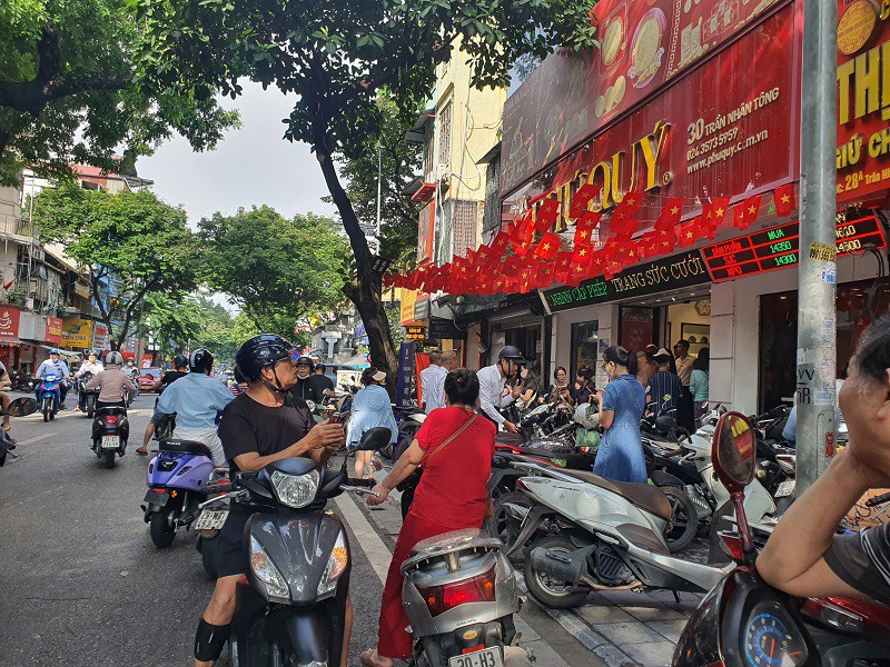 Khó khăn trong việc mua vàng trực tiếp, nhiều người chấp nhận mua "chợ đen" với giá cao.