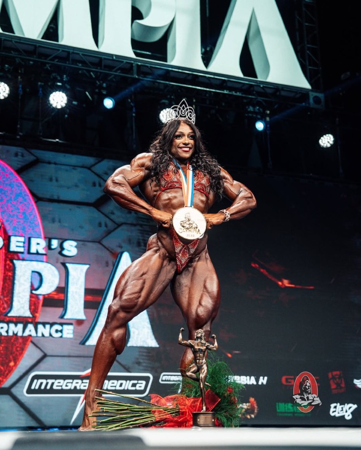 Andrea có vòng đùi ấn tượng chẳng kém các đồng nghiệp nam