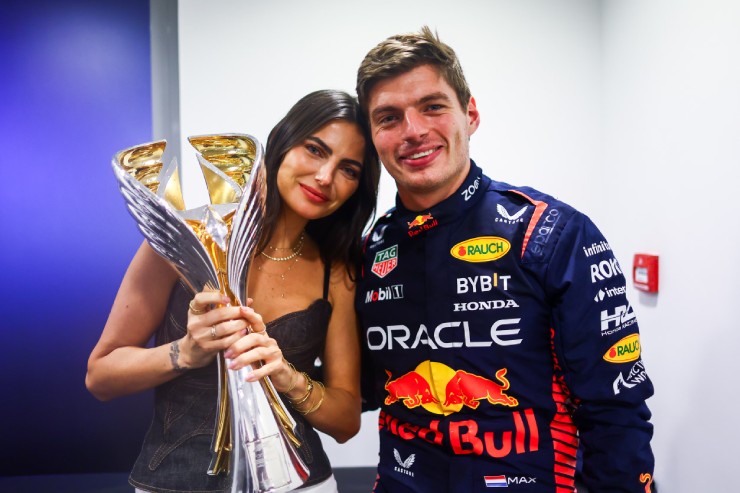 Nhà vô địch thế giới Max Verstappen hạnh phúc bên người đẹp&nbsp;Kelly Piquet
