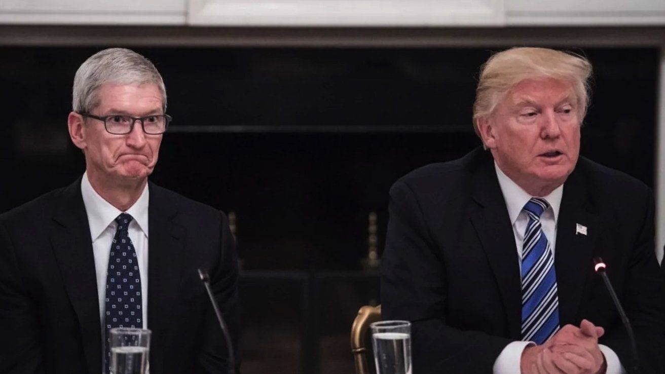 CEO Tim Cook (trái) và Tổng thống Donald Trump (phải).