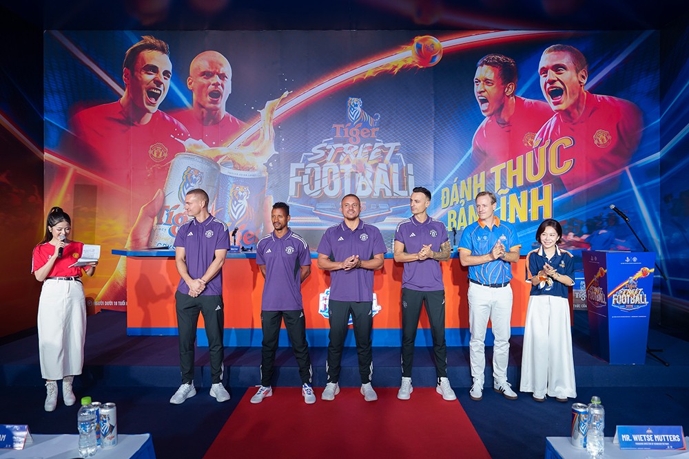 Các huyền thoại Manchester United cùng&nbsp;đại diện nhãn hàng Tiger Beer tại sự kiện ngày 12/10