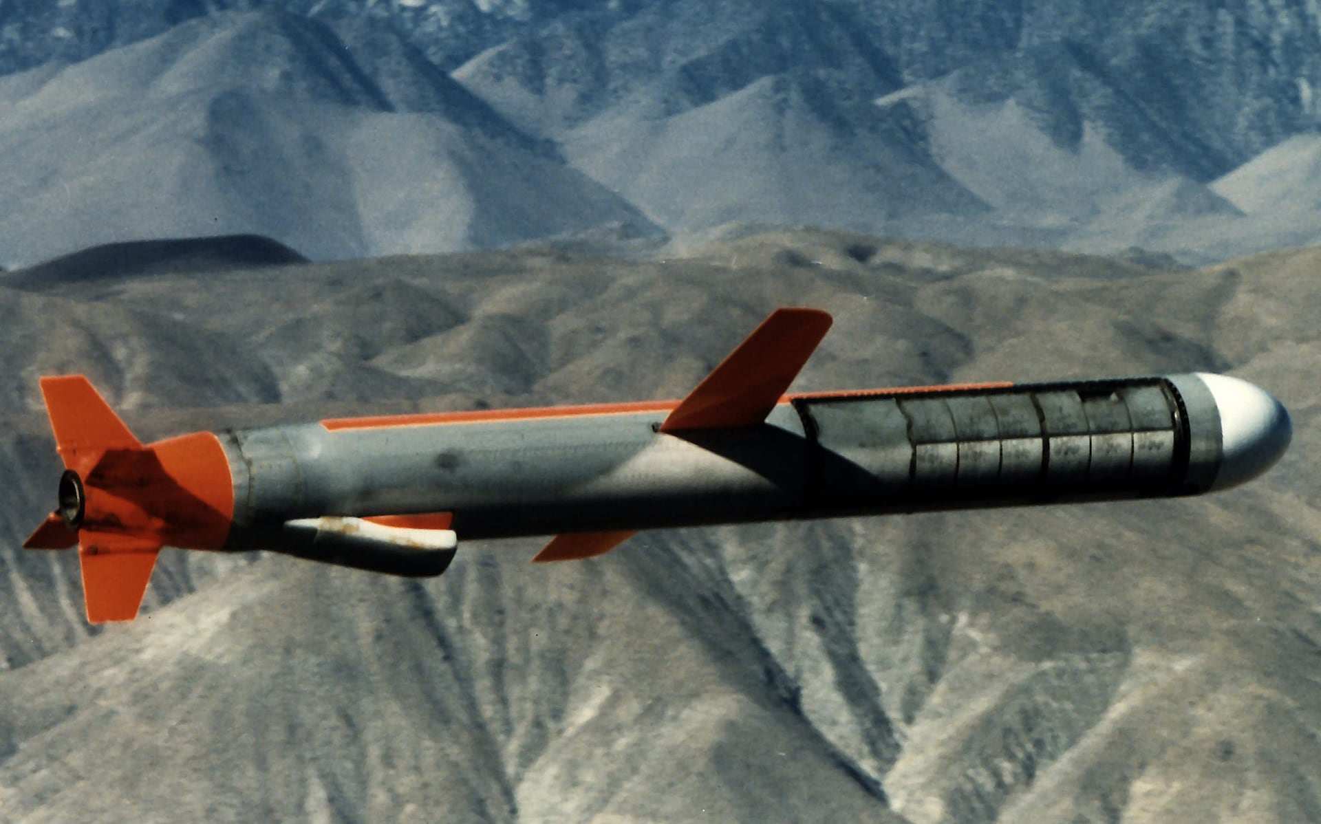 Tổng thống Belarus nói về rủi ro nguy hiểm nếu Mỹ cung cấp tên lửa Tomahawk cho Ukraine - 1
