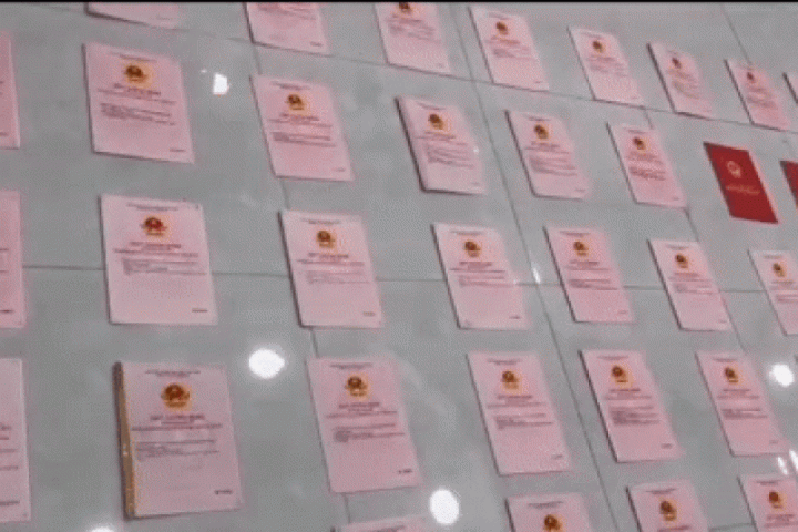 Tin tức trong ngày - Clip gây sốc: 80 sổ đỏ 'như tờ rơi' được cảnh sát thu giữ từ két sắt trong nhà Ngân 98