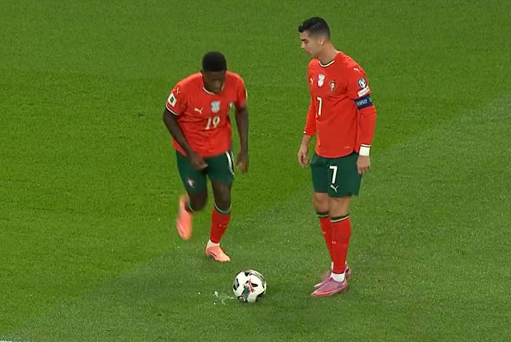 Ronaldo và Mendes không hiểu ý nhau