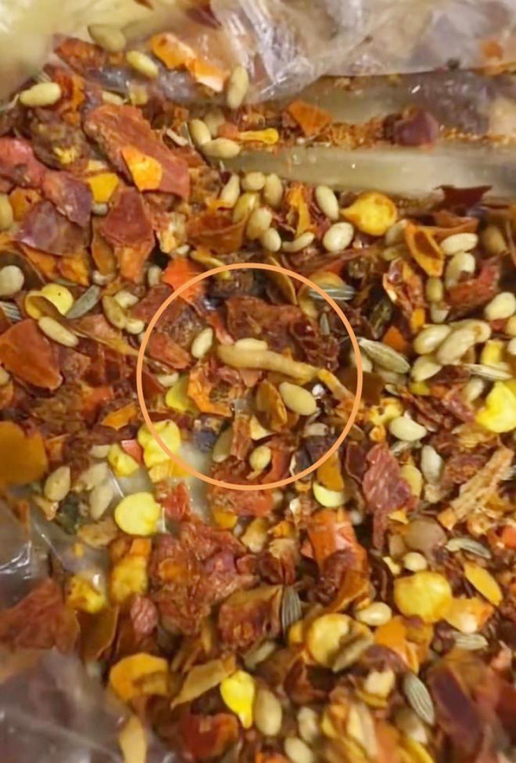 Đặt đồ ăn online được “tặng thêm” giòi, quán chặn luôn khách và cái kết - 1