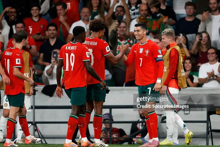 Ronaldo hiện được nhiều nhân tố trẻ tài năng ở ĐT Bồ Đào Nha hỗ trợ