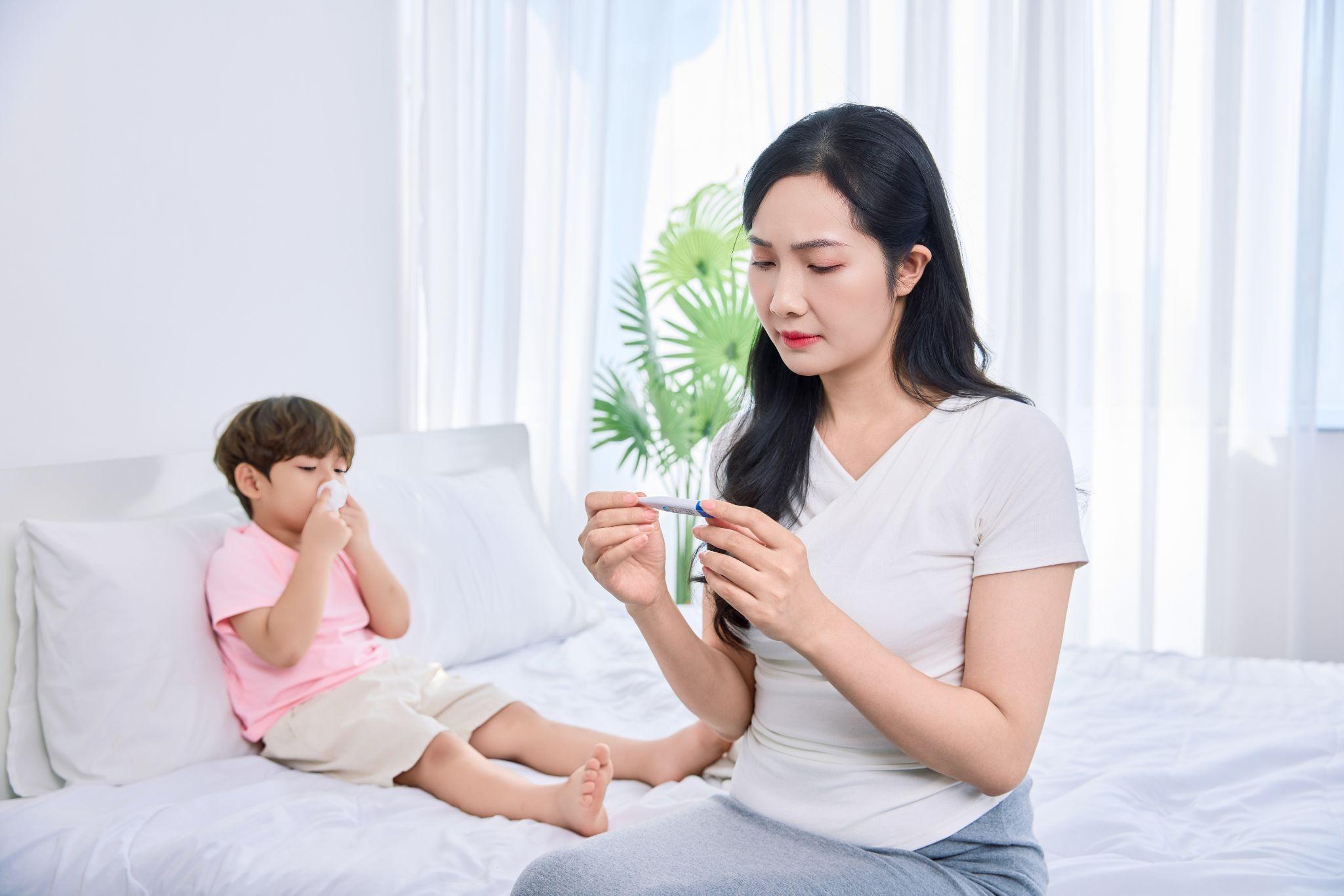 Cha mẹ không nên lạm dụng thuốc ho cho trẻ bị cảm, cúm. (Ảnh: Ích Nhi)