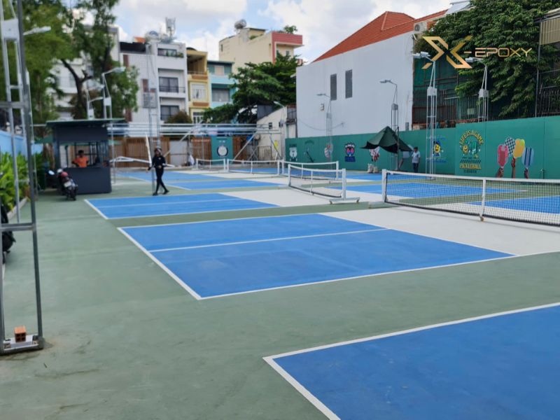 Sân pickleball ngoài trời phủ epoxy cao cấp, chống tia UV và chịu thời tiết tốt