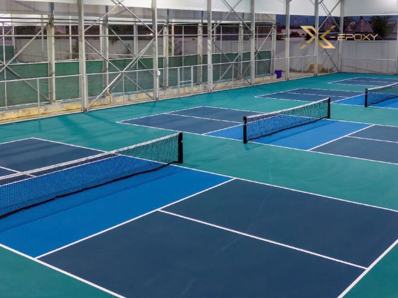 Thi công sân cầu lông trong nhà bằng sơn epoxy chống trơn, đảm bảo độ nảy bóng và an toàn
