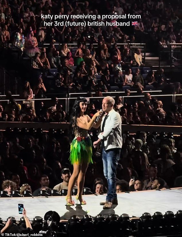 Katy Perry được fan cầu hôn trên sân khấu lưu diễn.
