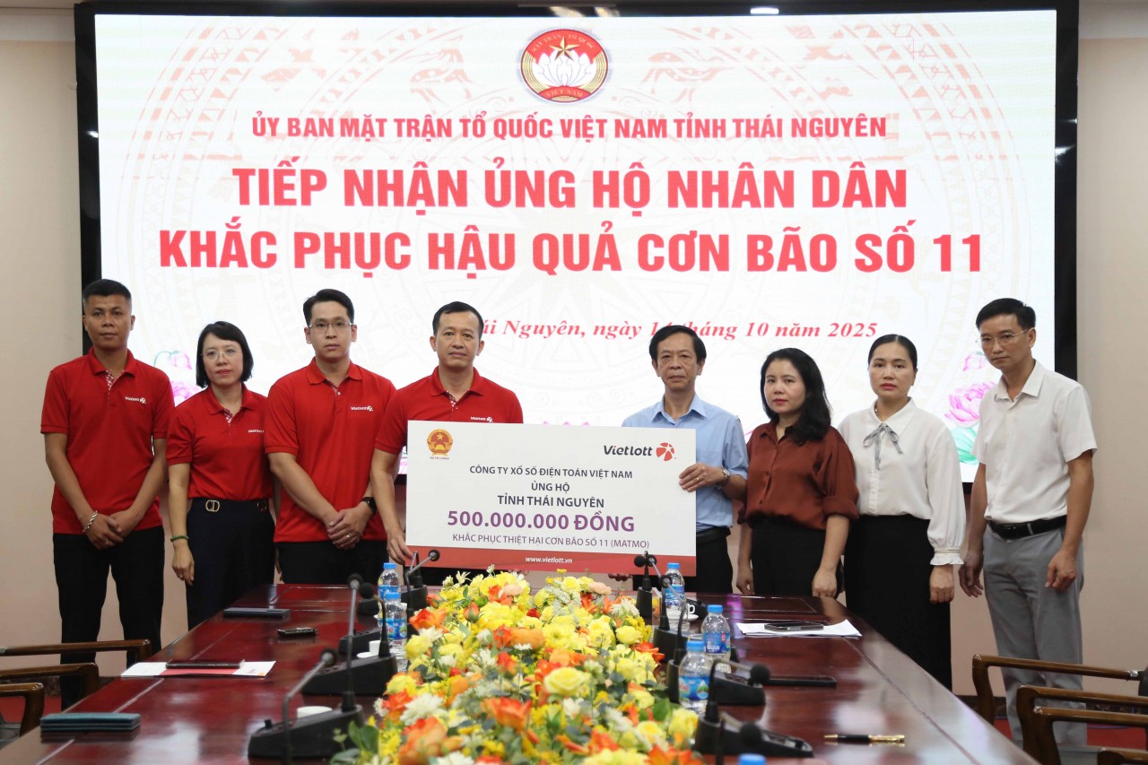 Thay mặt Công ty Xổ số điện toán Việt Nam, Tổng giám đốc Vietlott Phạm Ngọc Tú trao kinh phí hỗ trợ tỉnh Thái Nguyên khắc phục hậu quả mưa lũ