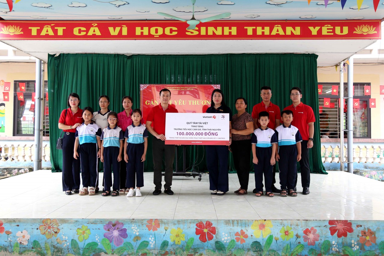 Thay mặt Quỹ Tâm Tài Việt, Tổng giám đốc Vietlott Phạm Ngọc Tú trao 100 triệu đồng cho Trường Tiểu học Cam Giá mua sắm trang thiết bị, dụng cụ học tập.