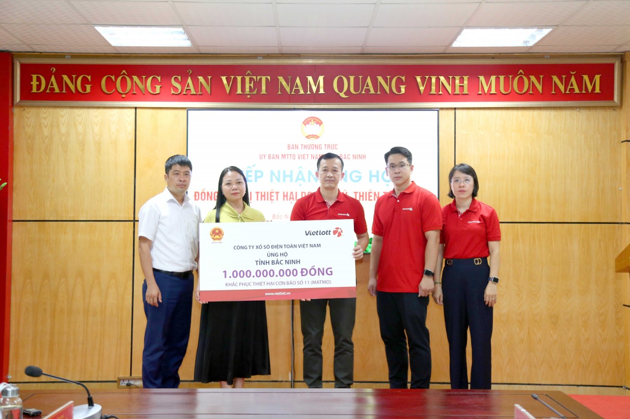 Tổng Giám đốc Vietlott Phạm Ngọc Tú trao kinh phí hỗ trợ tỉnh Bắc Ninh khắc phục hậu quả mưa lũ.