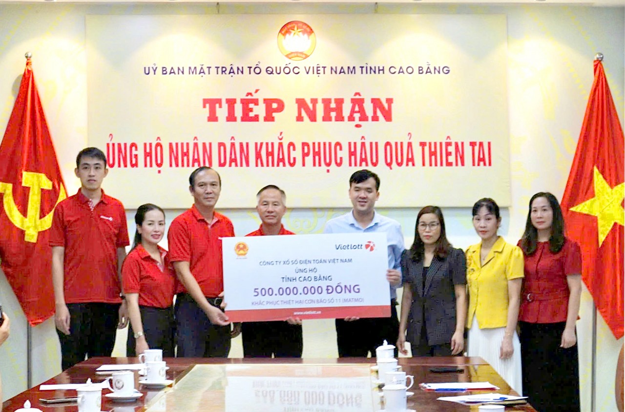 Đại diện lãnh đạo Công ty Xổ số Điện toán Việt Nam trao kinh phí hỗ trợ tỉnh Cao Bằng.