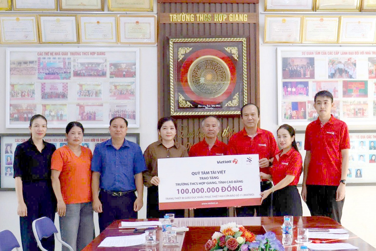 Phó Tổng Giám đốc Vietlott Đào Đình Thi trao 100 triệu đồng từ Quỹ Tâm Tài Việt cho Trường THCS Hợp Giang, tỉnh Cao Bằng.