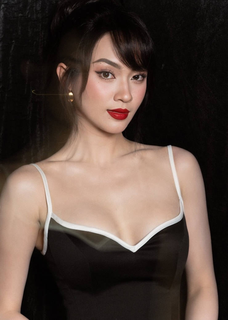 Tại sự kiện, Á hậu Vũ Thuý Quỳnh lựa chọn thiết kế đầm ôm sát cơ thể, phần ngực khoét sâu và trễ nải khoe trọn vòng 1 căng đầy.