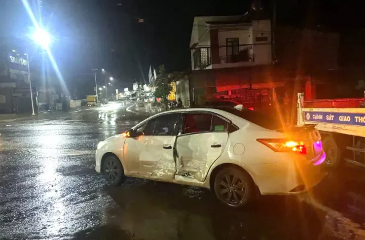 Hình ảnh xe ô tô Honda City sau vụ va chạm với xe đoàn cứu trợ.