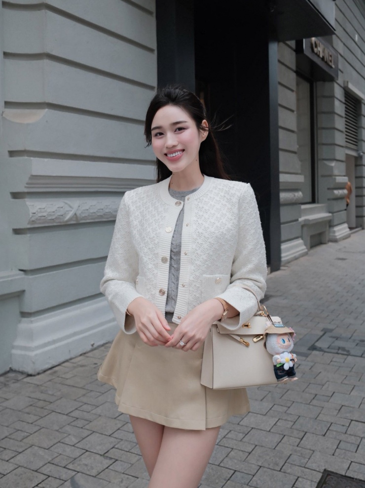 Lần đầu Đỗ Thị Hà được trông thấy xách túi Hermes trong chuyến du lịch Hong Kong hồi tháng 5. Tác phẩm Kelly Sellier màu ngà được rao bán trên Madison Avenue Couture với mức giá từ 24.000 USD (hơn 600 triệu đồng).