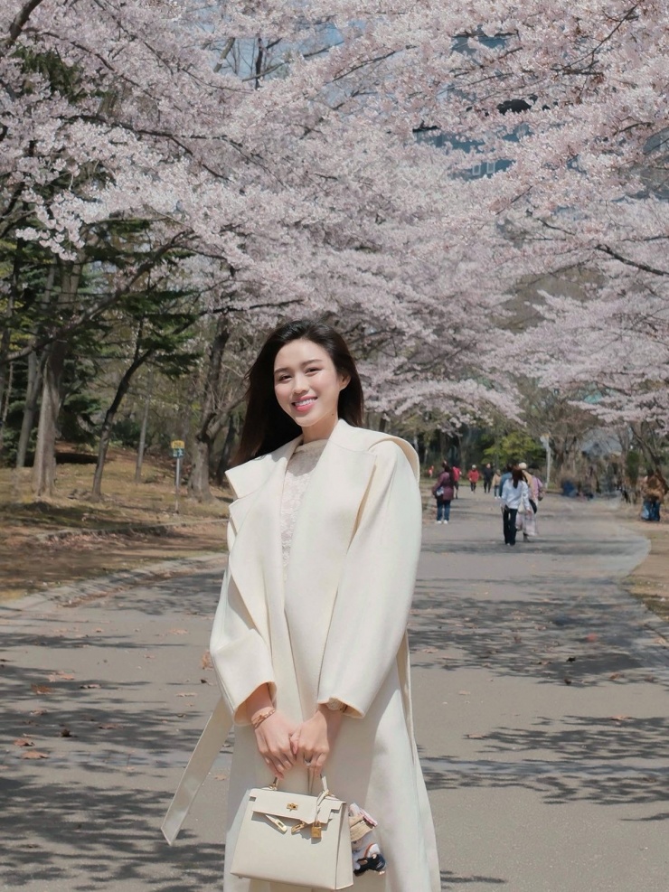 Cùng tháng đó, chiếc túi theo chân người đẹp 24 tuổi tới Nhật Bản và được mix cùng trang phục trắng đồng điệu.