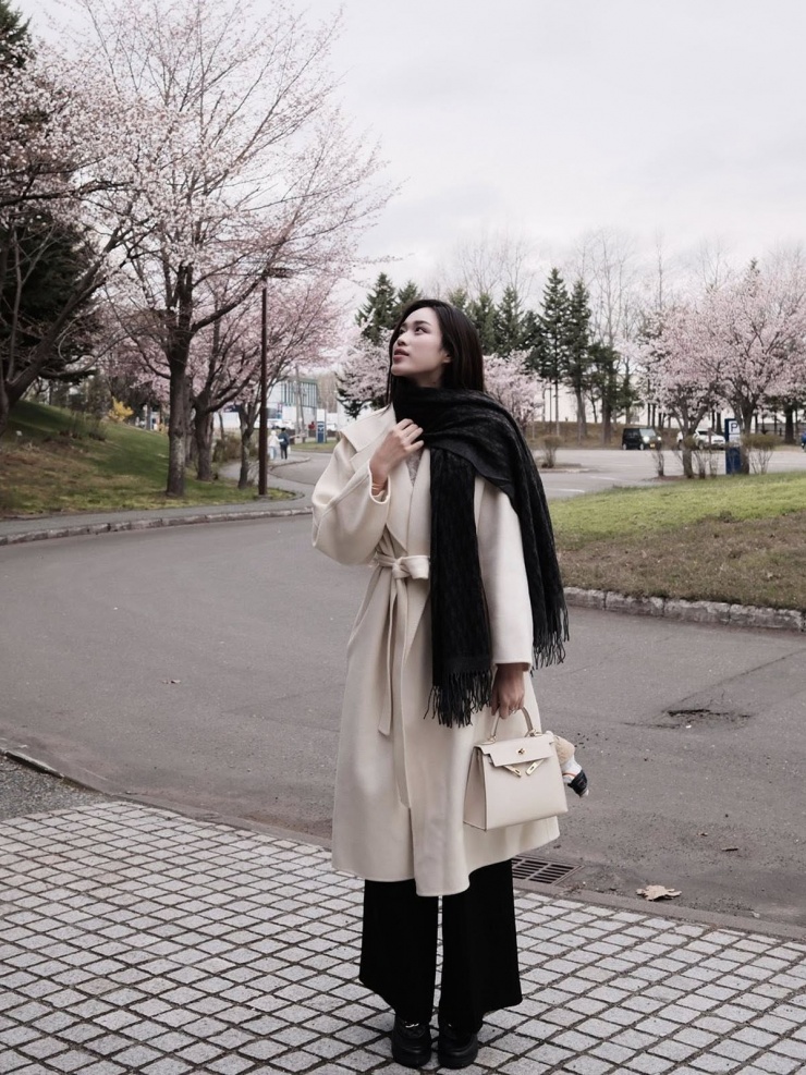 Đỗ Thị Hà thường áp dụng quy tắc phối đồ an toàn theo xu hướng monochrome, tạo nên tổng thể nữ tính và ứng dụng cao.