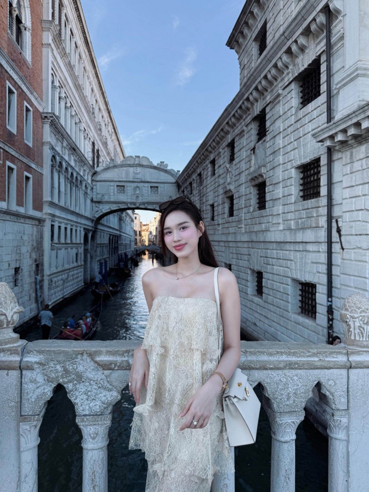 Ghé thăm Venice, Italy hồi tháng 9, Hoa hậu Việt Nam 2020 khoe bờ vai thon cùng xương quai xanh qua mẫu đầm quây ren lưới xếp tầng điệu đà, kết hợp Hermes Kelly đắt đỏ.