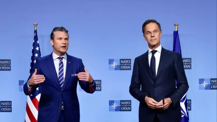 Bộ trưởng Quốc phòng Mỹ Pete Hegseth (trái) và Tổng Thư ký NATO Mark Rutte tại cuộc họp của Nhóm Liên lạc Quốc phòng Ukraine ở trụ sở NATO (Bỉ) ngày 15-10. Ảnh: X
