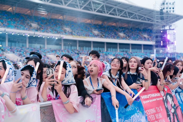 Khán giả trẻ tham gia concert quy mô lớn.