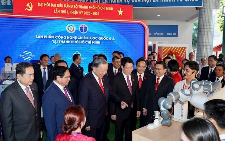 Sinh viên Trần Duy Khanh (áo trắng) tự tin giới thiệu robot pha cà phê với Tổng Bí thư Tô Lâm