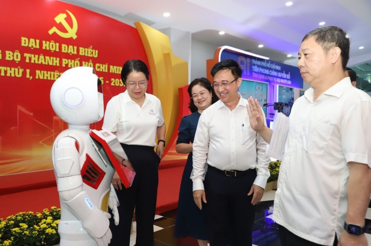 Triển lãm trưng bày các sản phẩm công nghệ tiêu biểu trong khuôn khổ Đại hội đại biểu Đảng bộ TPHCM. Ảnh: Ngô Tùng
