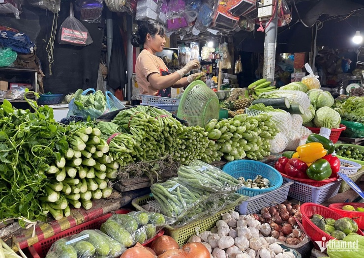 Sạp rau của chị Xô (chợ Nghĩa Tân) gặp khó khăn trong việc nhập hàng do quá trình vận chuyển bị ảnh hưởng sau bão. Ảnh: Thuỳ Dung