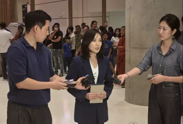 Thứ trưởng Ngoại giao thứ hai của Hàn Quốc Kim Jina (giữa) trao đổi với báo chí khi đến Sân bay Quốc tế Techo (Campuchia) vào ngày 15-10. Ảnh: YONHAP