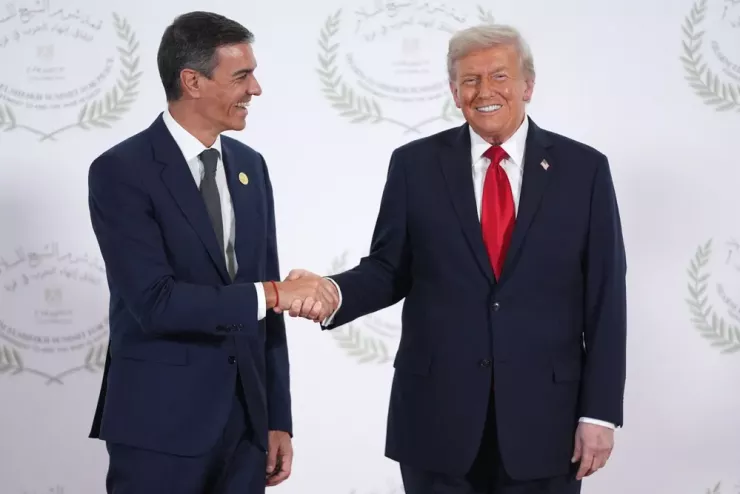 Tổng thống Mỹ Donald Trump (phải) và tiếp đón Thủ tướng Tây Ban Nha Pedro Sanchez tại hội nghị thượng đỉnh về Gaza ở Ai Cập ngày 13-10. Ảnh: AFP