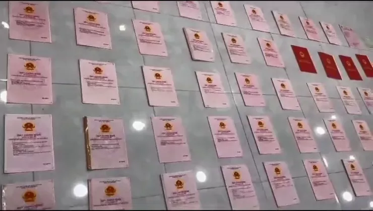 Số sổ đỏ được phát hiện trong két sắt là 80 cuốn. Ảnh: CA