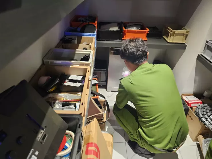 Cơ quan chức năng phát hiện két sắt ở nhà Ngân 98. Ảnh: CA
