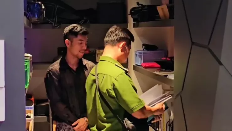 Công an khám xét nhà Ngân 98. Ảnh: CA