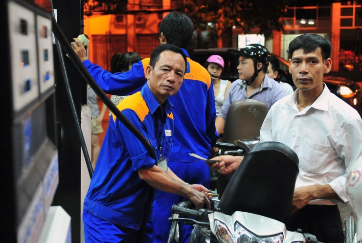 Giá xăng được điều chỉnh tăng. Ảnh: Nam Khánh